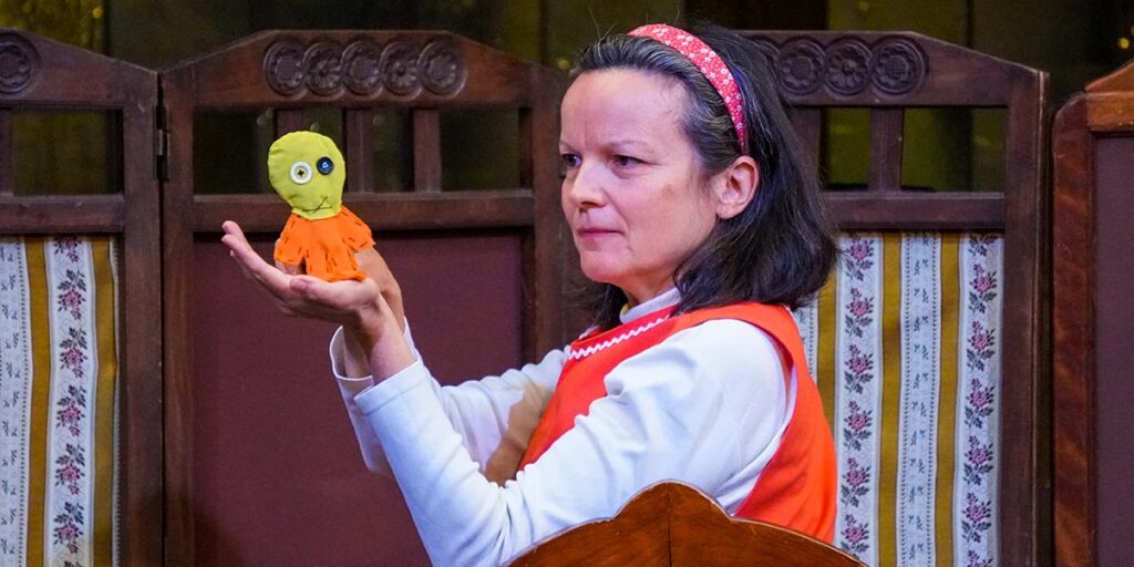 La lluvia no empaña la magia de Titirimundi en su inauguración 3 250513 TItirimundi El hilo de la existencia o lo contrario Hector Criado 6 web