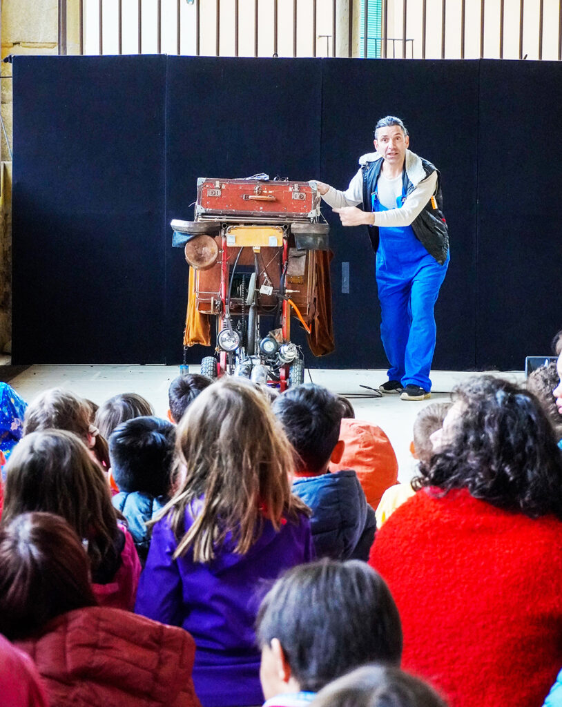 La lluvia no empaña la magia de Titirimundi en su inauguración 2 250513 Titirimundi Cuando los hombres tengan alas Hector Criado 4 wweb