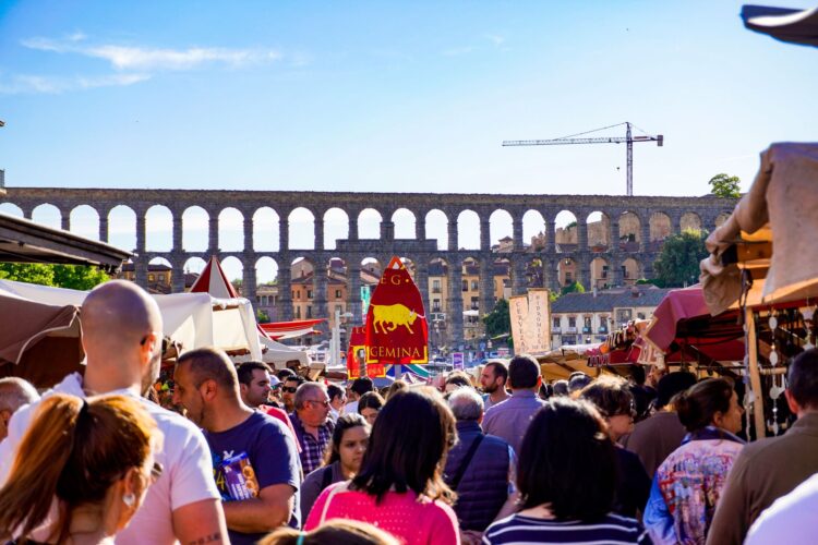 'Decus Romae' se despide entre multitudes y críticas de los vecinos 1 La calle se llenó de visitantes. /HÉCTOR CRIADO
