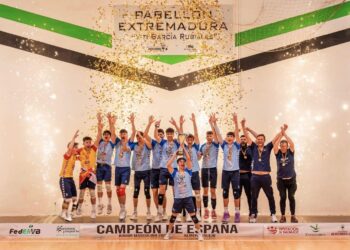 Guzmán (cuarto por la derecha) celebra con el Río Duero Soria el título de campeón de España. / E.A.