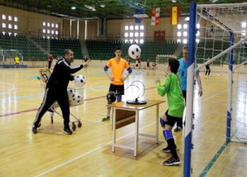 César Arcones lanza un balón hacia un portero ante la mirada de sus compañeros./ E.A.