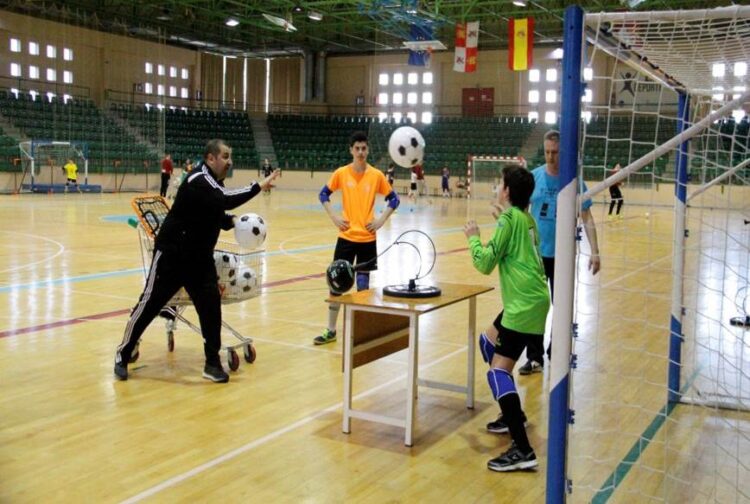 La última parada 1 César Arcones lanza un balón hacia un portero ante la mirada de sus compañeros./ E.A.