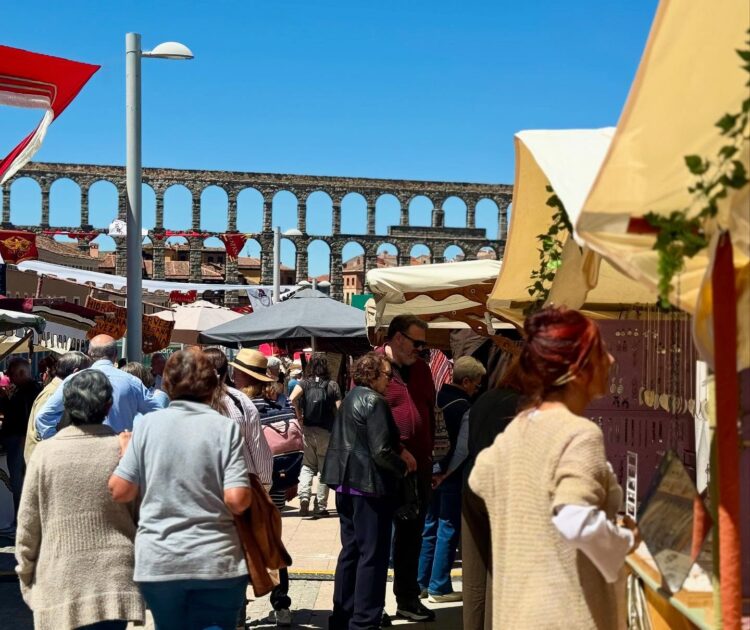 Más de medio centenar de puestos romanos llenan Padre Claret 1 Los visitantes llenaron la calle desde primera hora/AYUNTAMIENTO DE SEGOVIA
