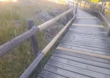 Tablas repuestas en la pasarela.  /AYUNTAMIENTO PALAZUELOS DE ERESMA