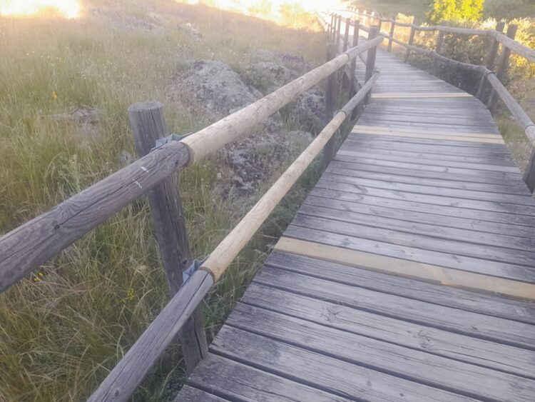 Tablas repuestas en la pasarela.  /AYUNTAMIENTO PALAZUELOS DE ERESMA