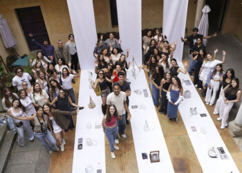 Alumnos de IE University en la exposición ‘Mould Operandi’, en el Palacio Quintanar. / ROBERTO ARRIBAS