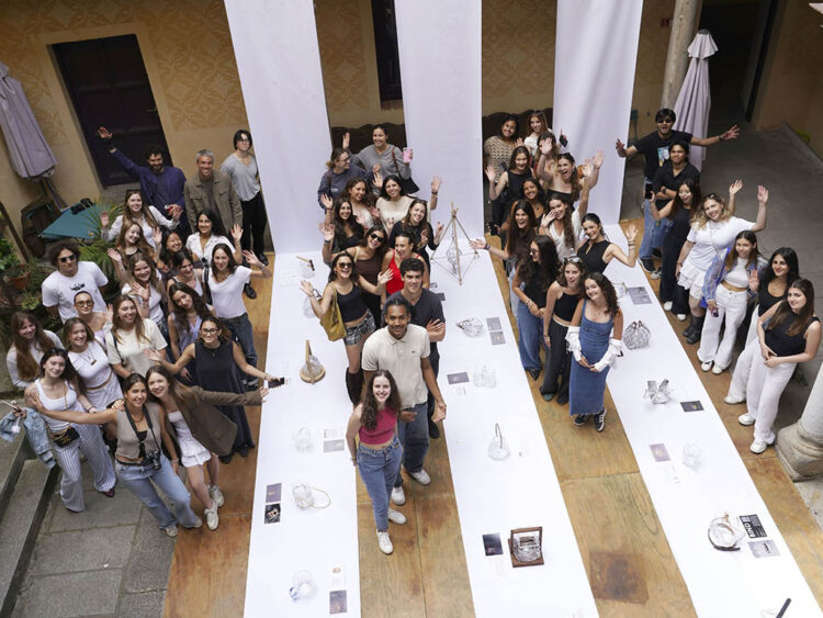 Alumnos de IE University en la exposición ‘Mould Operandi’, en el Palacio Quintanar. / ROBERTO ARRIBAS