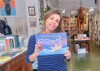 'Ana Margú', con su publicación 'Cartas a las olas'.