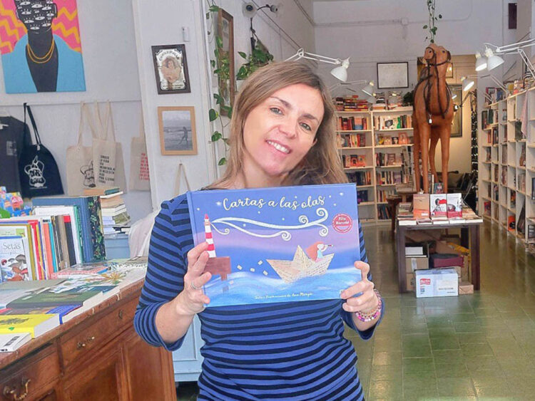'Ana Margú', con su publicación 'Cartas a las olas'.