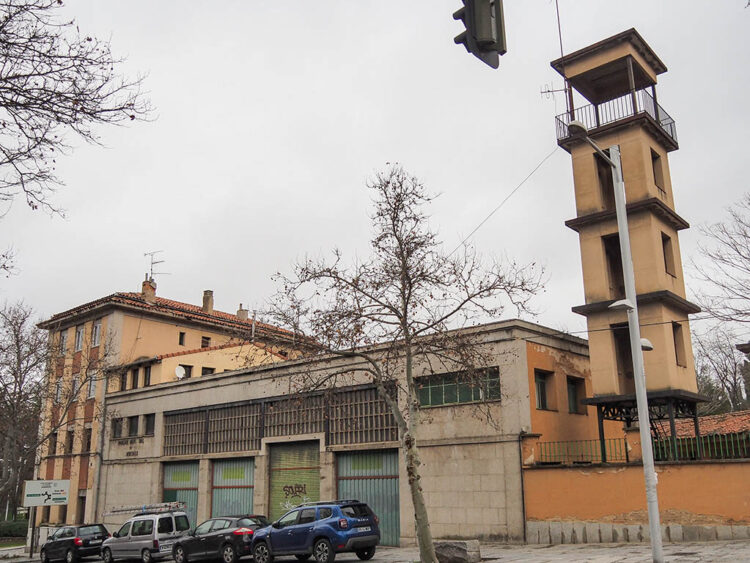 La demolición del Antiguo Parque de Bomberos costará 230.000 euros y la parcela irá para vivienda joven 1 Antiguo Parque de Bomberos de Segovia, en la avenida Padre Claret. / HÉCTOR CRIADO