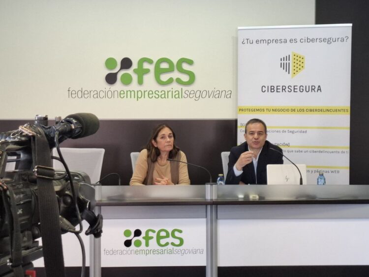 Las empresas segovianas refuerzan su nivel de ciberseguridad en la III edición del 'ShowCase' 1 Beatriz Escudero y Abel Gómez en la presentación del III Showcase de Cibersegura / FES