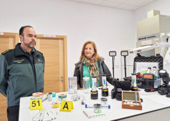 Benito Donate y Marian Rueda, en el nuevo laboratorio. / SUBDELEGACIÓN DEL GOBIERNO