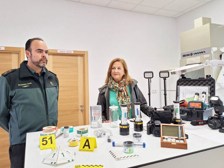 La Policía Judicial de la Guardia Civil dispone de un nuevo laboratorio de criminalística 1 Benito Donate y Marian Rueda, en el nuevo laboratorio. / SUBDELEGACIÓN DEL GOBIERNO