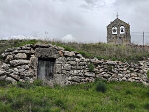 En las afueras de Valdevarnés pueden verse varias bodegas.
