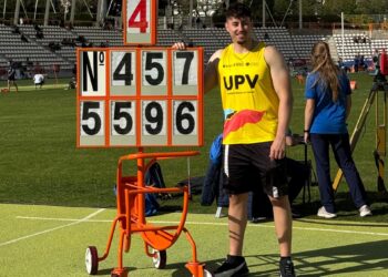 Jaime Manrique posa con su récord durante la cita./CAS