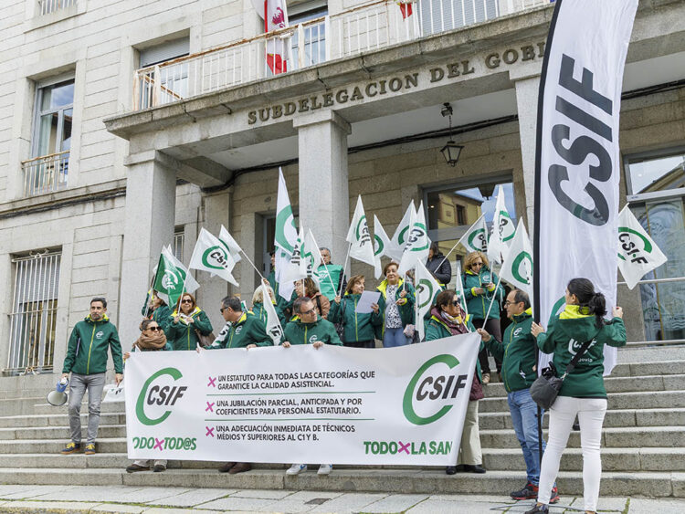 CSIF se moviliza por "el incumplimiento" de la ministra sobre el Estatuto Marco de Sanidad 1 Concentración de CSIF ante la Subdelegación del Gobierno en Segovia. / NACHO VALVERDE - ICAL