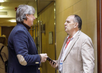 Carlos Martínez, junto al secretario provincial del PSOE, José Luis Aceves. / NACHO VALVERDE - ICAL