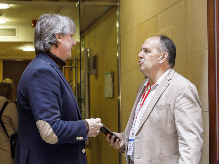 Carlos Martínez, junto al secretario provincial del PSOE, José Luis Aceves. / NACHO VALVERDE - ICAL