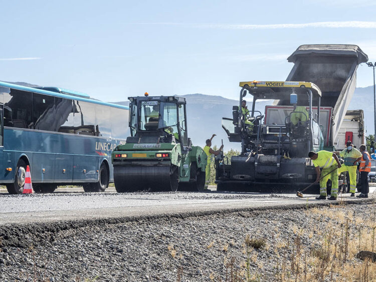 Movilidad invertirá 5,9 millones en la mejora de carreteras de la provincia 1 Trabajos de reparación de firme. / KAMARERO