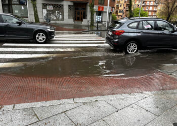 Acumulación de agua en el paso de peatones entre la avenida Padre Claret y la glorieta Dionisio Duque. / HÉCTOR CRIADO