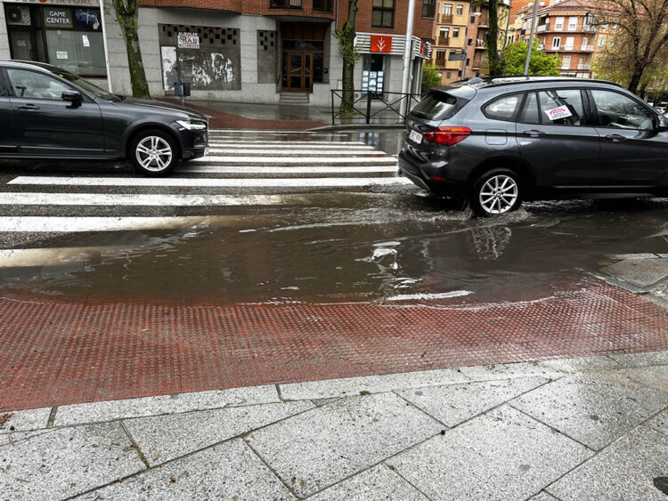 Las lluvias vuelven a dejar acumulaciones de agua en la avenida Padre Claret 1 Acumulación de agua en el paso de peatones entre la avenida Padre Claret y la glorieta Dionisio Duque. / HÉCTOR CRIADO