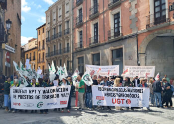 Concentración de empleados municipales en la plaza Mayor. / @IUSEGOVIA