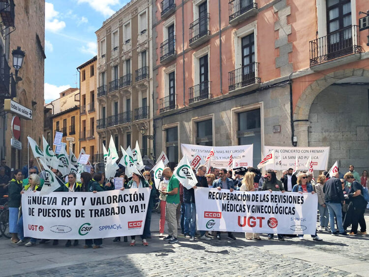 Empleados municipales se concentran para reivindicar mejoras laborales 1 Concentración de empleados municipales en la plaza Mayor. / @IUSEGOVIA