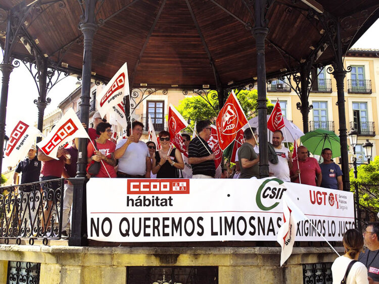El comité de empresa de FCC se concentra frente al Ayuntamiento para reivindicar una subida salarial 1 Concentración en la plaza de Mayor de FCC Medio Ambiente. / DAVID EDUARDO CASTILLO