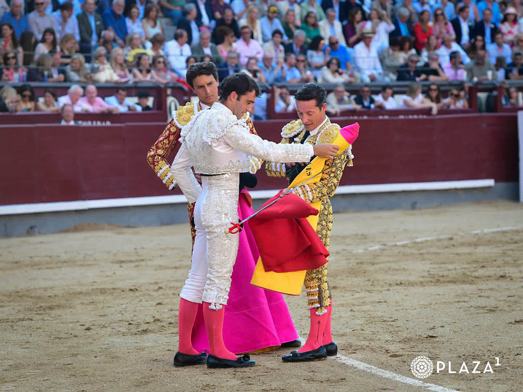 Entre la acritud de la exigencia y el ambiente de los 'juernes' 2 Confirmación de Rafael Serna, con Diego Urdiales de padrino y Roca Rey de testigo. / PLAZA 1