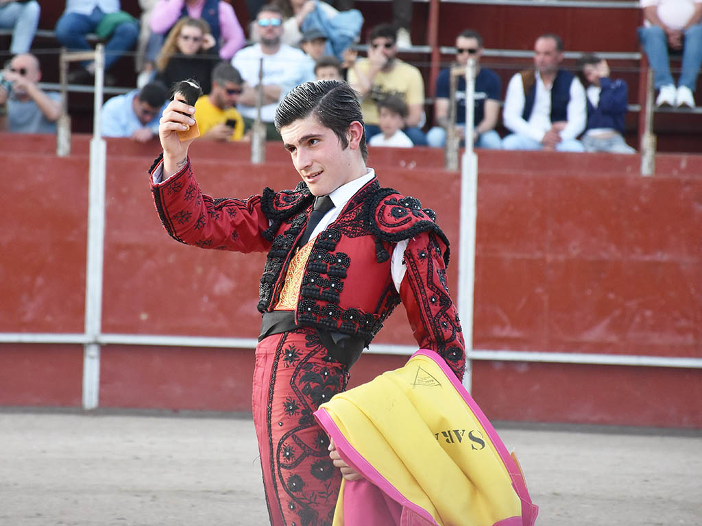 La Lastrilla se vuelca con las promesas del toreo 6 El sevillano Paco de Sara pasea una oreja. / A.M.