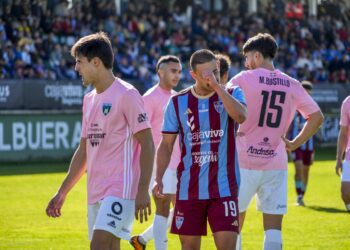 Joshua Farrel se lamenta tras una ocasión fallada en el partido de la primera vuelta entre Gimnástica Segoviana y Sestao River.