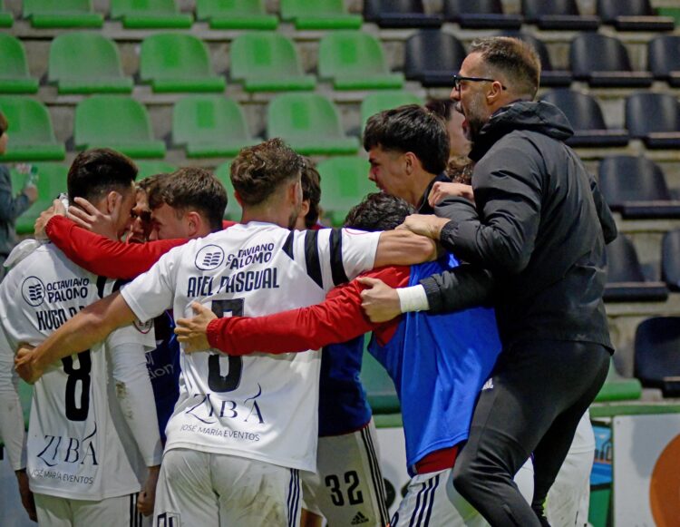 La Gimnástica Segoviana elige creer en el milagro 1 Tras el gol de Hugo Díaz, se desató la locura en los jugadores y el banquillo de la Gimnástica Segoviana (FOTO: JUAN MARTÍN-G. SEGOVIANA)