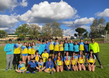 Los atletas del Sporting Segovia-Innoporc celebran las medallas obtenidas en Burgos.