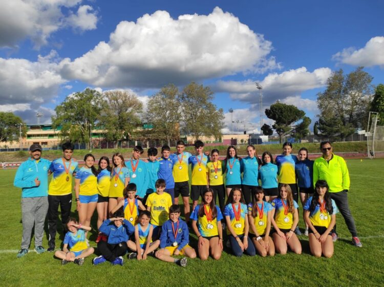 Los atletas del Sporting Segovia-Innoporc celebran las medallas obtenidas en Burgos.
