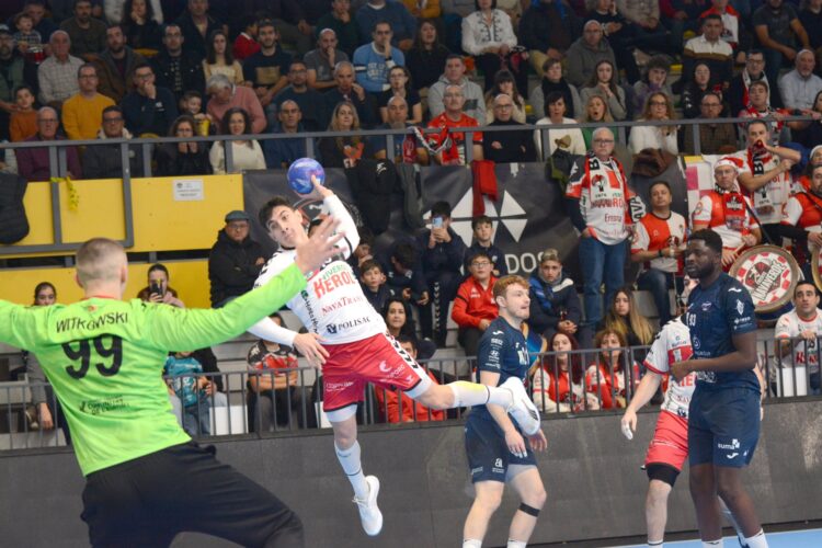 Mejor terminar con victoria 1 Lautaro Robledo, uno de los que se despide hoy del club, durante el duelo de la primera vuelta entre Viveros Herol Nava y Servigroup Benidorm (FOTO: AMADOR MARUGÁN)