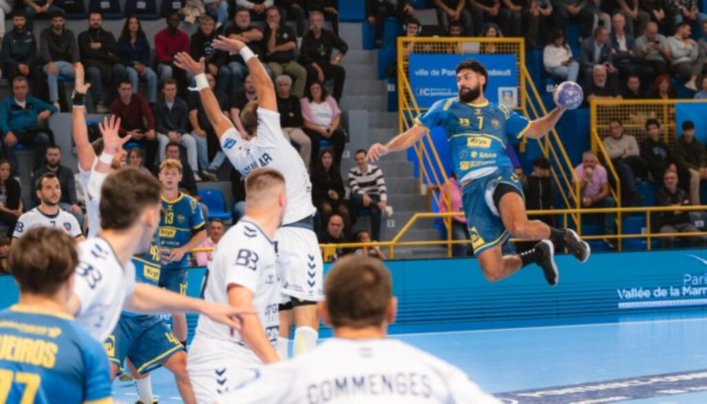 Lilian Pasquet realizando un disparo a portería.