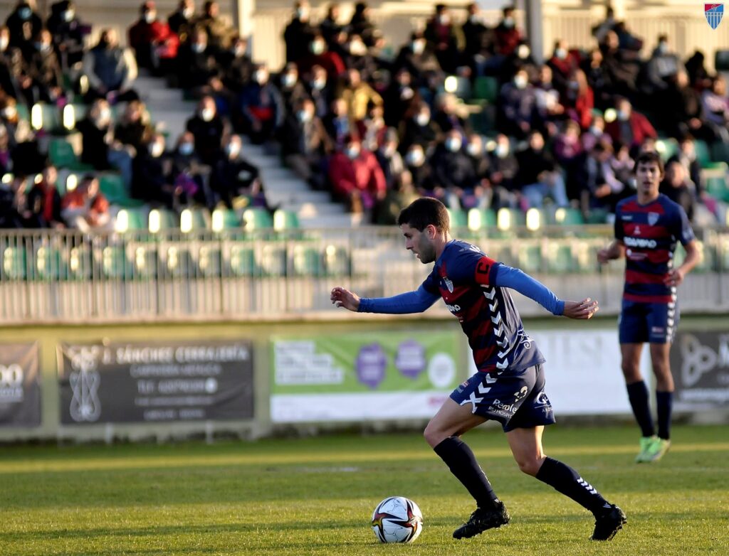 El capitán no abandona el barco 3 Luciendo el brazalete de capitán en 2021.
