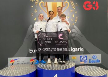 Amaya Llorente, María Lahsseoui y Javier Ruiz posan junto a su entrenador, Raúl Maroto.