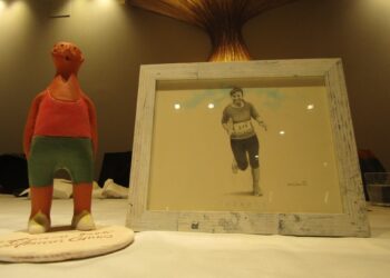 El premio Miguelin junto a una imagen de Mercedes Chanes.