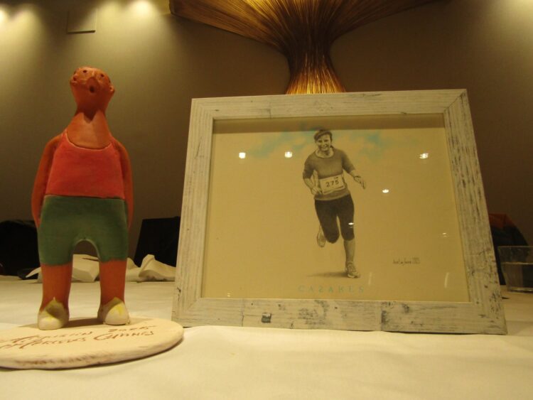 El premio Miguelin junto a una imagen de Mercedes Chanes.