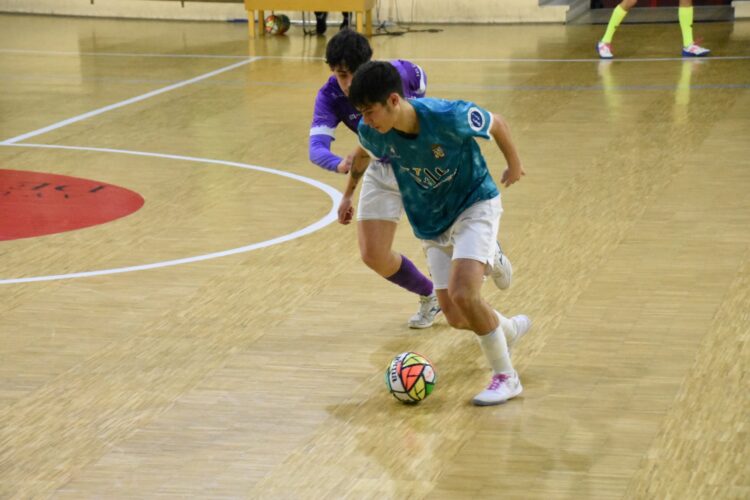 Lance del partido entre Vicente y Matanza Abogados Cuéllar y La Bañeza de la primera vuelta.