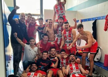 Los jugadores del Dibaq CD Base celebran el triunfo en el vestuario.