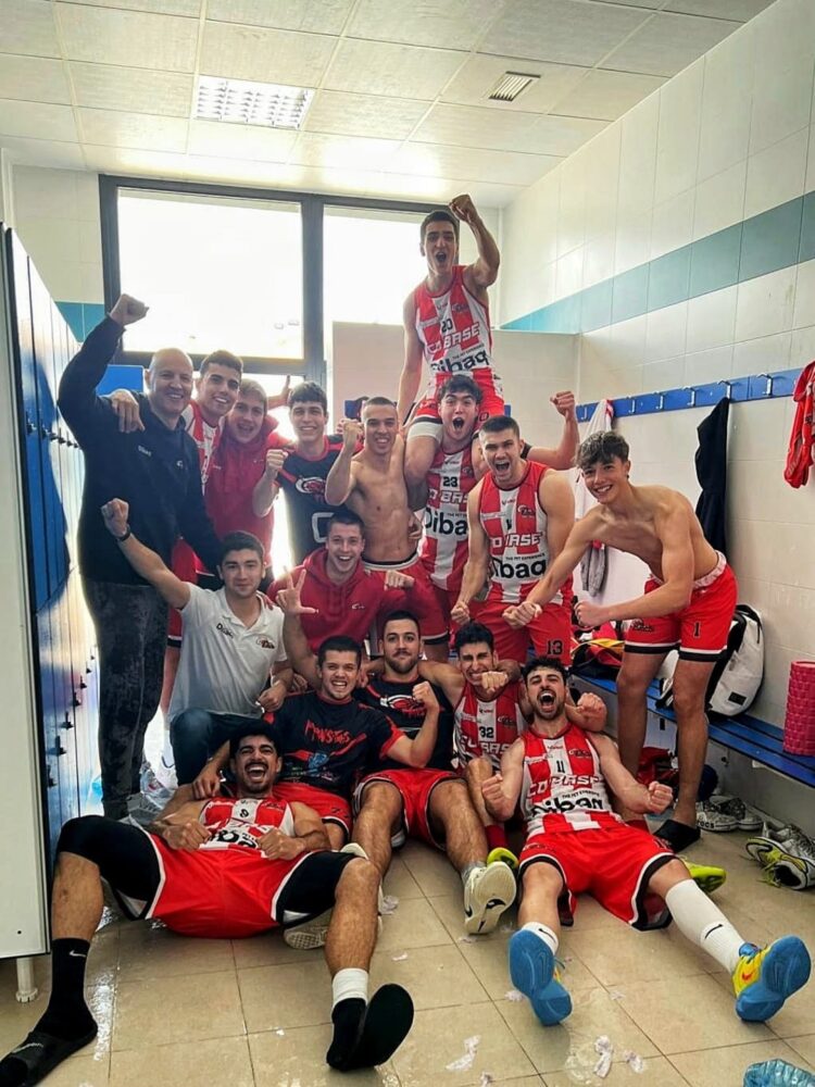 Los jugadores del Dibaq CD Base celebran el triunfo en el vestuario.