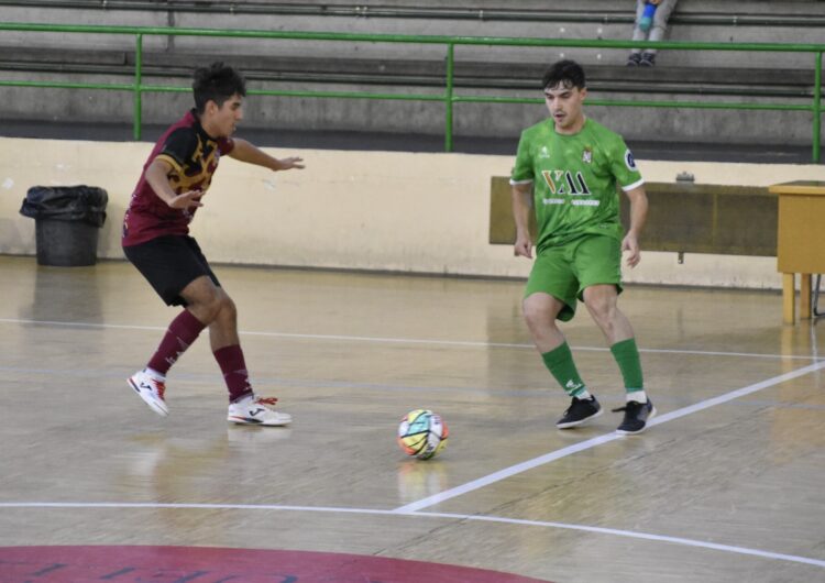 Momento del duelo entre Tres Columnas y FS Cuéllar.