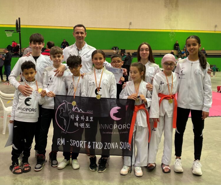 Una cantera de oro 1 El CD Taekwondo-Sport Innoporc celebra las medallas.