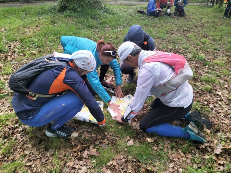 Segovia-O quiere acercar la orientación a la provincia 1 El equipo ‘Congelados de Segovia’ estableciendo la estrategia en la la X Rogaine Navarra.