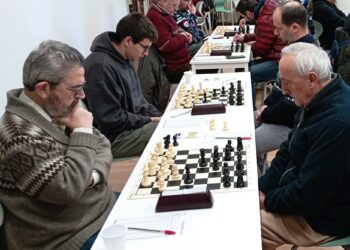 Manuel Jesús García Cob (izquierda) disputando una partida de ajedrez.