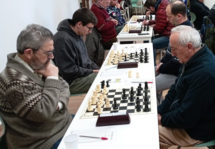 Fallece el presidente de la Federación de Ajedrez, Manuel Jesús García Cob 1 Manuel Jesús García Cob (izquierda) disputando una partida de ajedrez.