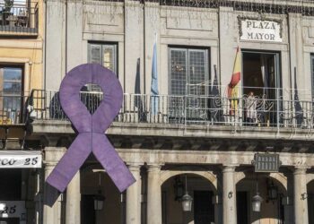 Fachada del Ayuntamiento con un lazo morado en señal de apoyo a las víctimas de violencia de género. / KAMARERO
