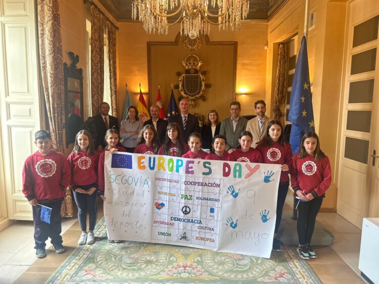 El Ayuntamiento celebra el 75 aniversario de la Declaración de Shuman 1 Foto de grupo durante la celebración. /AYUNTAMIENTO DE SEGOVIA
